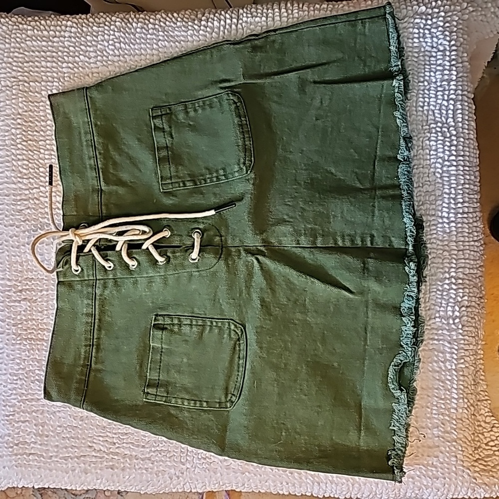 Carousel in Excellent Condition.  Size Small.  Tag Cut out.  Army Green